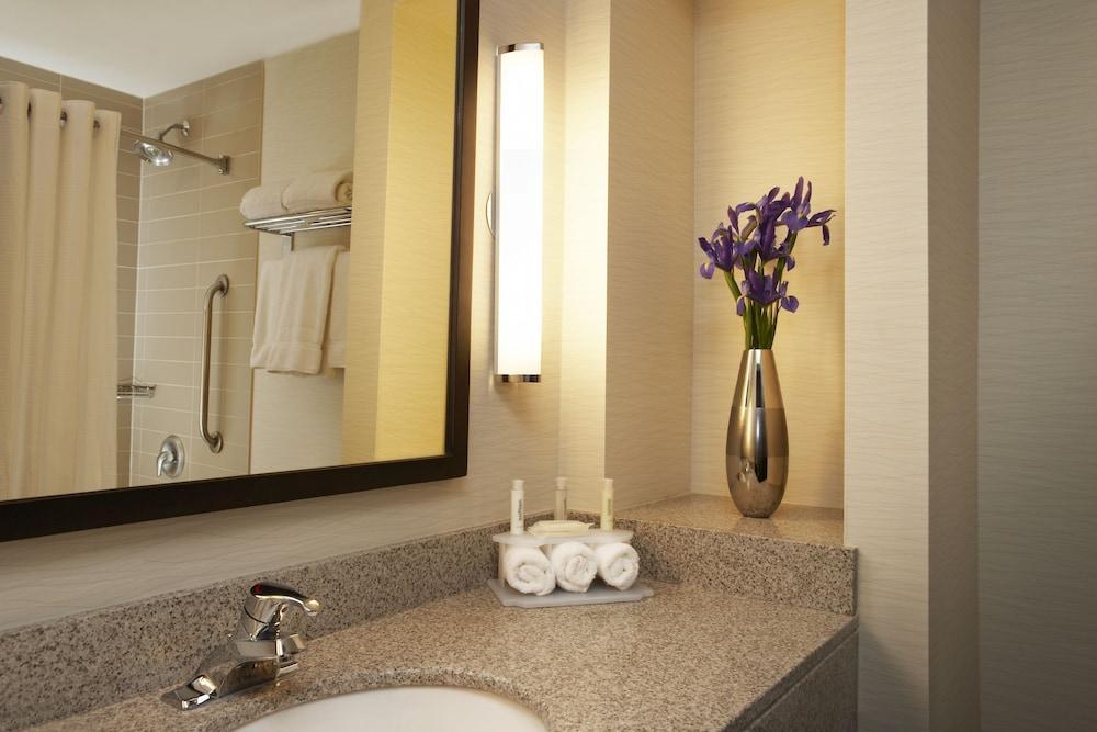 Holiday Inn Express & Suites Vaughan-Southwest By Ihg Екстериор снимка