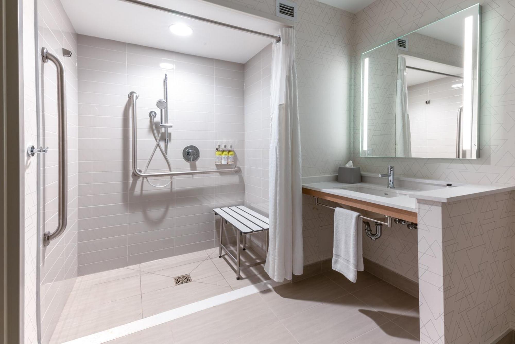 Holiday Inn Express & Suites Vaughan-Southwest By Ihg Екстериор снимка