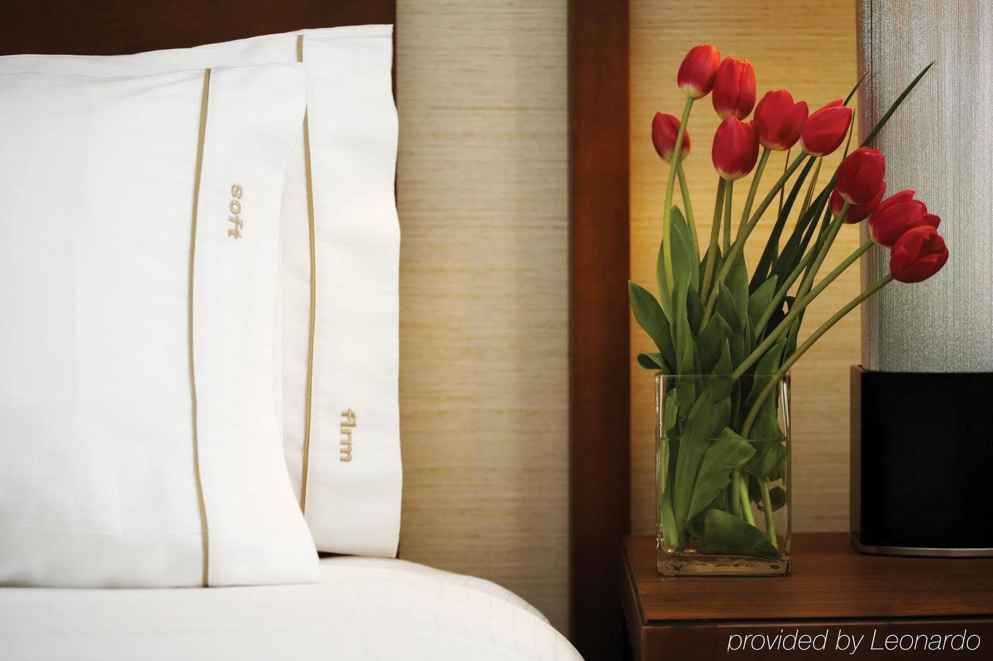 Holiday Inn Express & Suites Vaughan-Southwest By Ihg Стая снимка